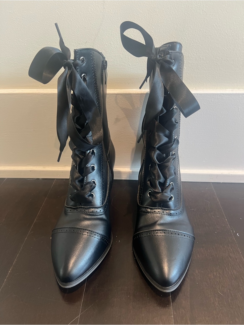 Women's Black Lace-Up Pointed Toe Boots